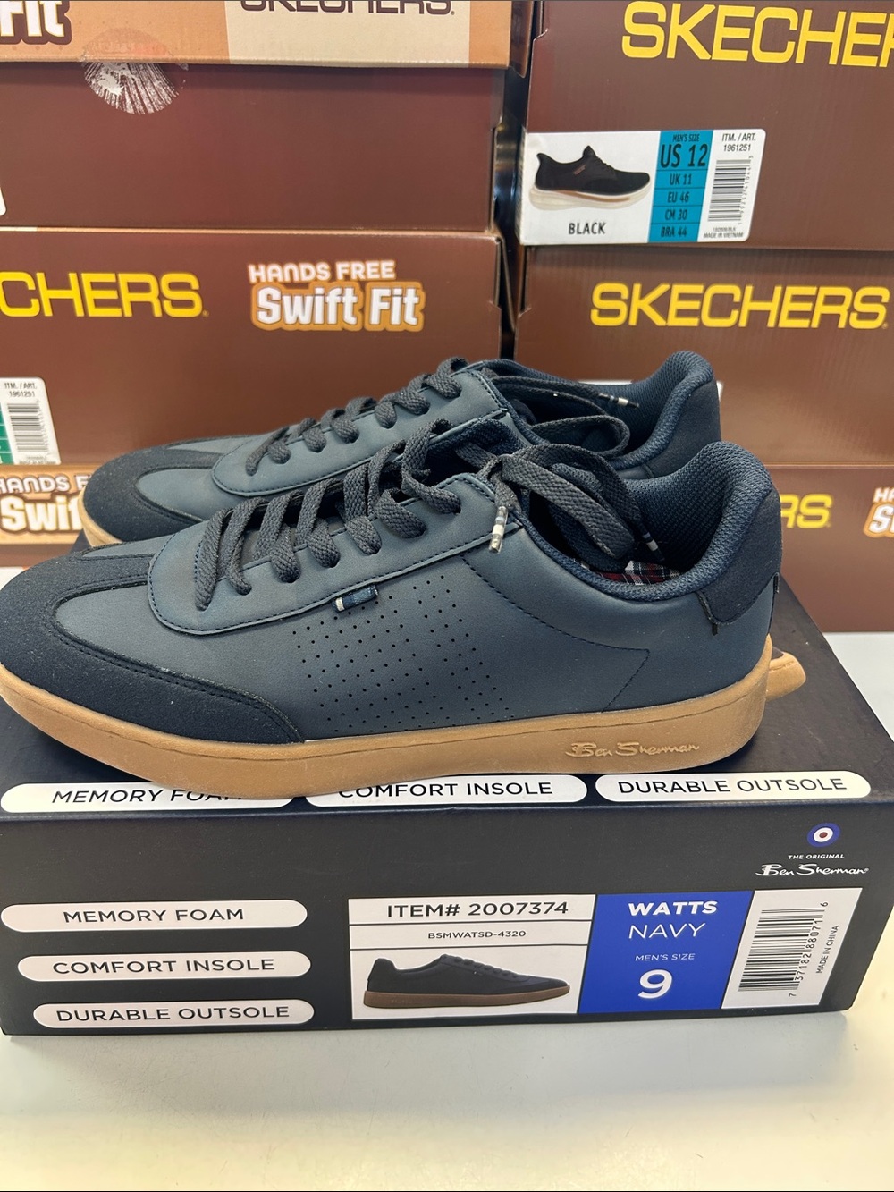 Skechers Men's Sneakers in Navy with Gum Sole 0474